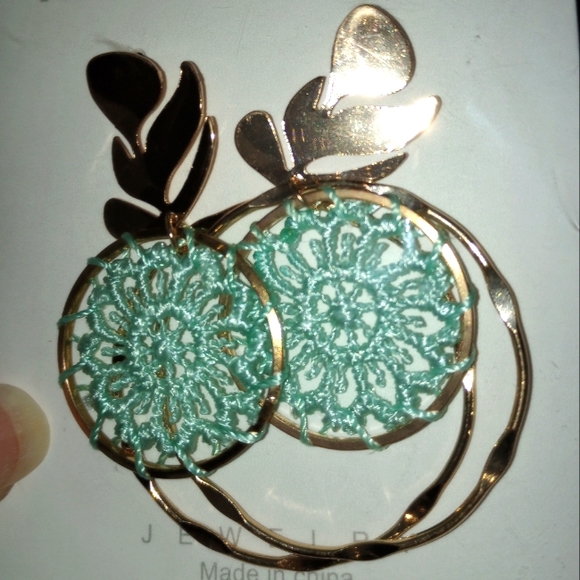 **NEW! Gorgeous Gold Abstract Leaf & Webbed Hoop Earrings - GREAT GIFT - Picture 2 of 7